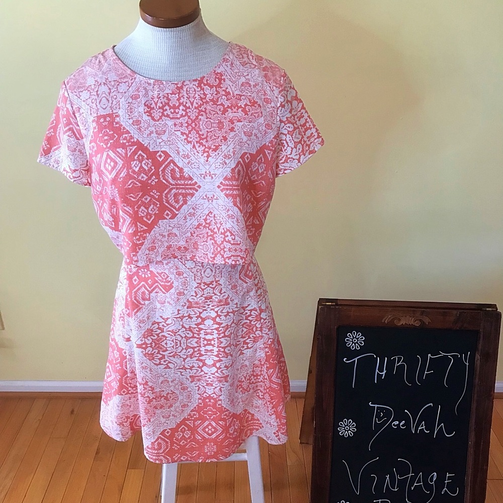 Mini dress with zipper in the back